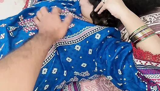 Горячая индийская жена занимается сексом со своим мужем - пара дези