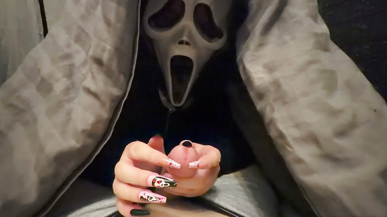 Καυτή κοπέλα με μάσκα Ghostface κάτω από την κουβέρτα με άγρια χεριά με έπιασε - το καλύτερο όνειρο της ζωής μου τη νύχτα του Halloween (Με μακριά νύχια)
