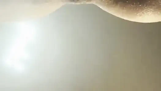 Sürtük tamircinin yarağını alıyor ve kocası yokken onu parmaklıyor