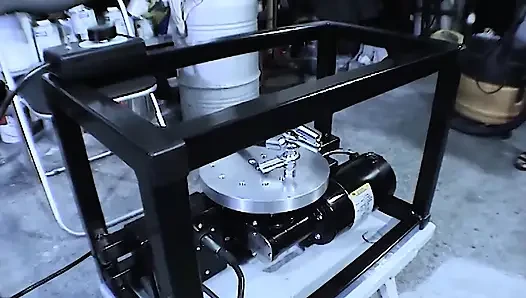 Teenfotze Findet Sexmaschine in Garage