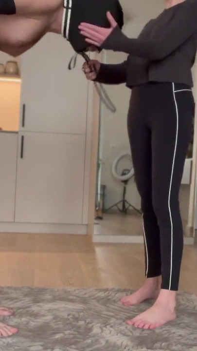 Göttin bella rae sprengt gnadenlos die eier ihrer sklavin! | Clip 1