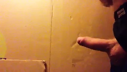 Genç adam gaf gösterir
