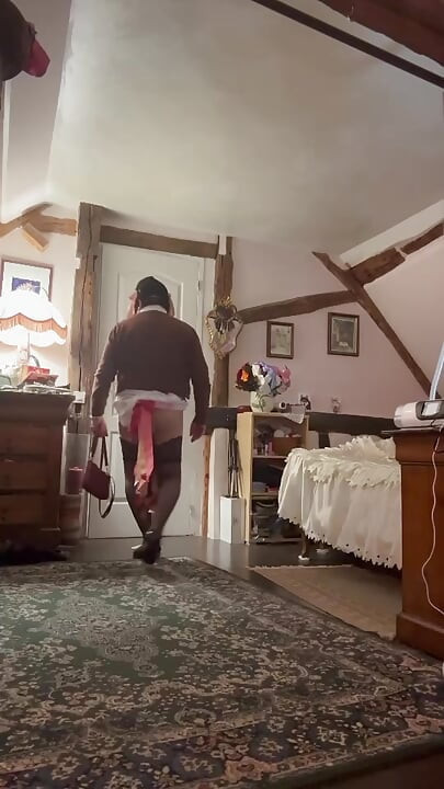 Îmbrăcat într-o fustă mică în carouri cu bretele pentru o seară