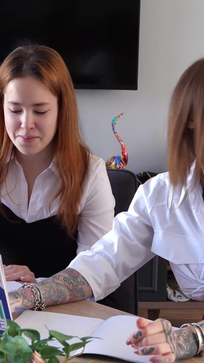 Două studente curvă au fost futute de profesorul lor de engleză