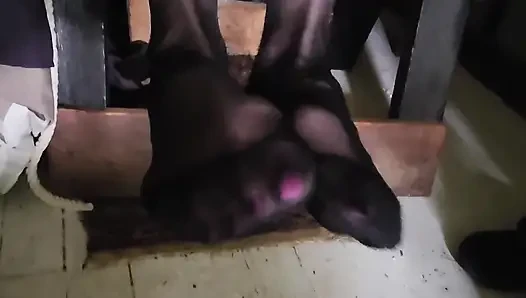 Gadis baik-baik dengan stoking hitam pemujaan kaki pov joi