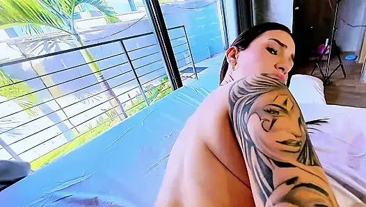 WUNDERSCHÖNE SCHLANKE KOLUMBIANERIN RELEVIERT EINEN SPERMAAUSFLUSS IN IHREM ENGEN HINTERN VON IHRER REISEFREUNDIN