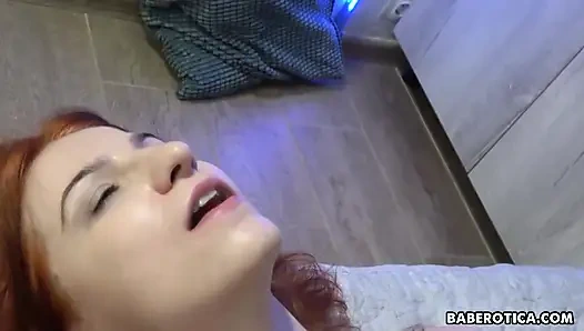 Atisha mauve rengini seviyor ve bu oyuncakla tatmin olmayı seviyor