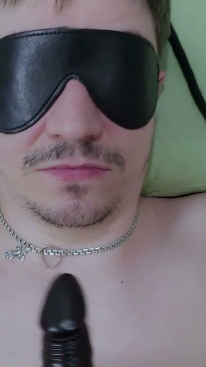 Gospodarica ne pita - jebe ga na svoj način: strap-on u grlu i pička na licu | Klip 2