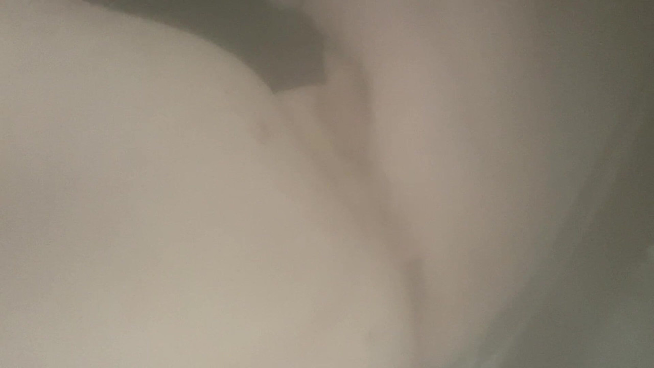 19-godišnjakinja s mjehurićastom guzom igra se s dječačkom pičkom i malim kurcem