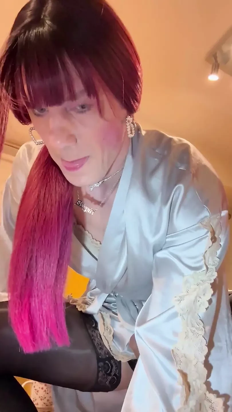 Jess Silk călărește vibratorul