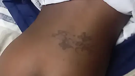 Gadis kulit hitam nyepong kontol pria kulit putih sambil ngocok kontolnya & entot pantatnya yang nikmat