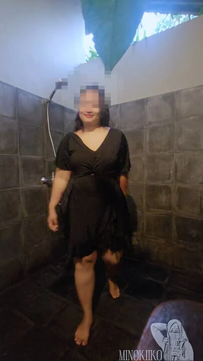 Tante Gemoy Mandi Sore Selepas Main di Pantai Bali  - Minokiiko