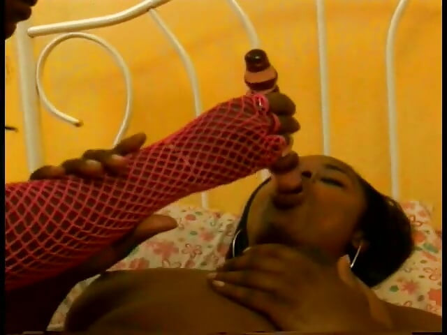 Zwarte hoer proeft een dildo nadat deze in haar poesje is geslipt