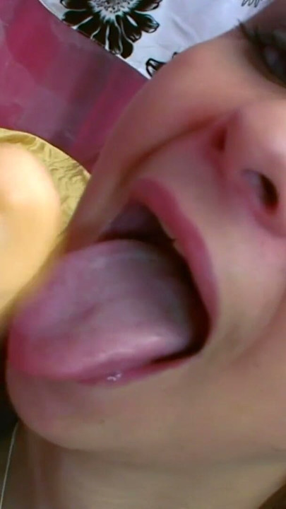 Zwei junge Maedels testen den Umschnalldildo Ihrer Eltern | Clip 1