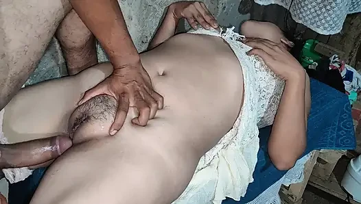 Üvey kız kardeşinin bakire amının içine inliyor ve Tamil India'nın xvideosunda ayrılıyor.