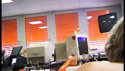 Azgın olgun bayan oyuncu seçmelerinde arkadan sikiliyor