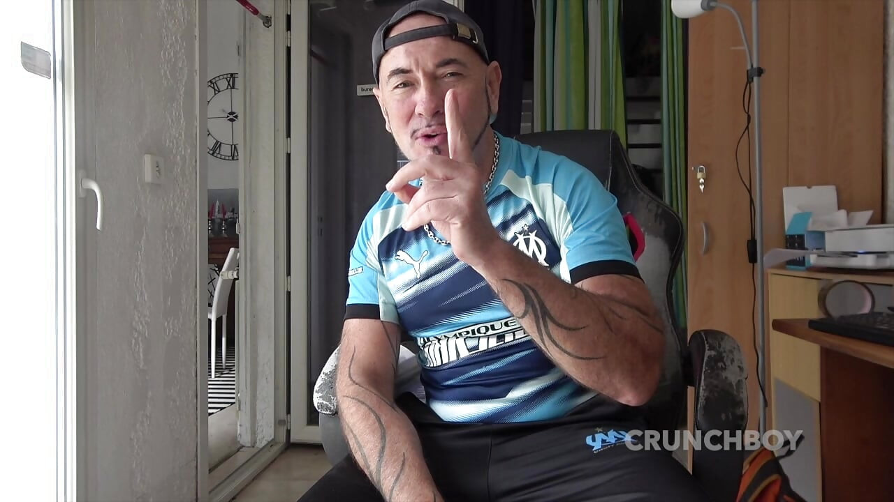 junger schwuler lutscht seinen heterosexuellen freund und wird ohne gummi gefickt