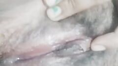 Fată își masturbează pizda până la orgasm