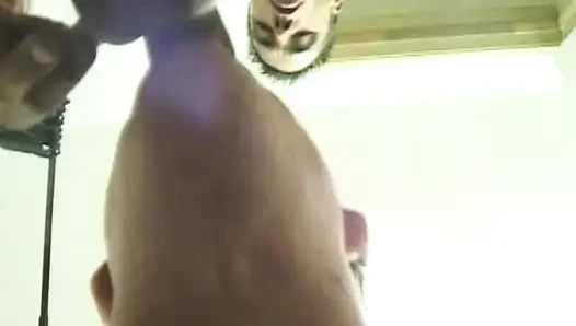 Tätowierte brünette mit dicken titten posiert auf dem bett und ist schwul