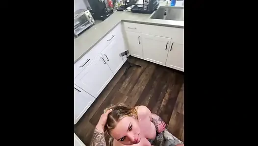 Stiefmutter gibt stiefschwester sex-ed-lektion mit dem großen schwanz des stiefbruers