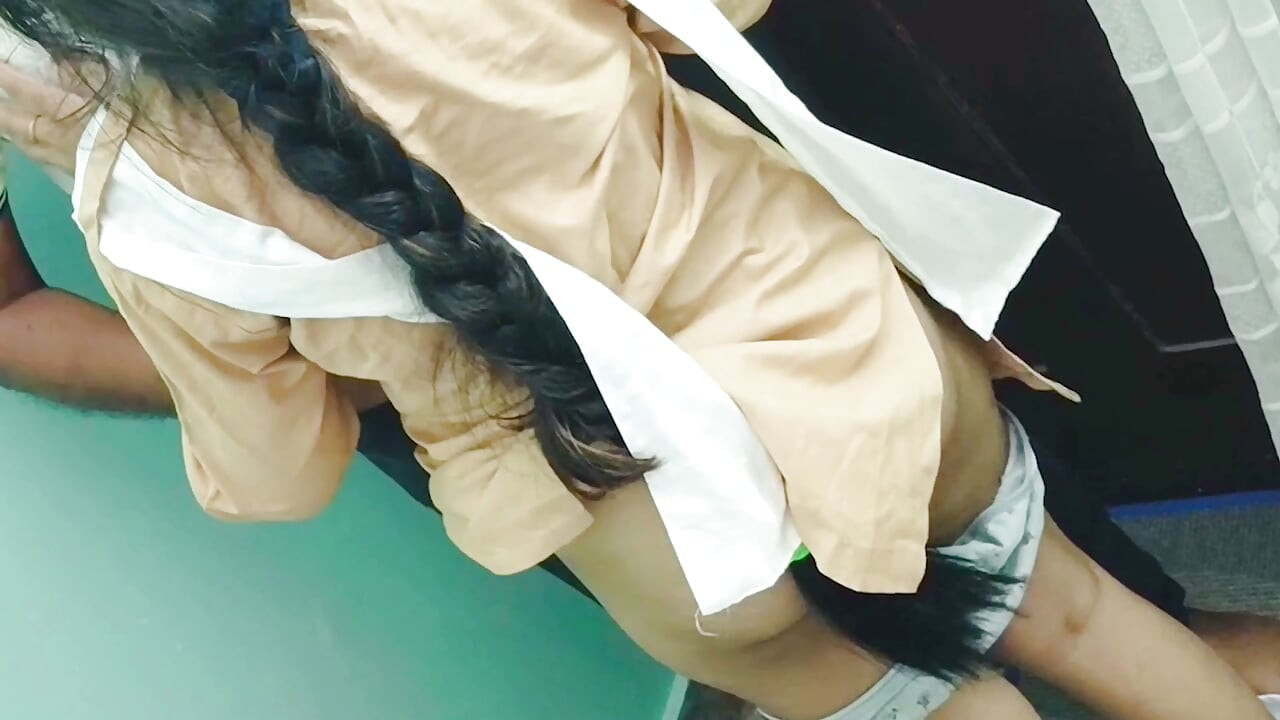 Indian College Girl prend sa première grosse queue