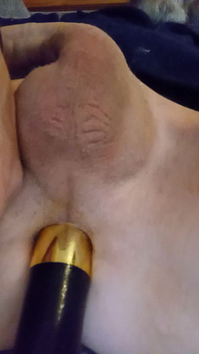 Mă joc cu curul meu cu un vibrator2