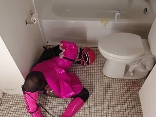 Sissy mucama atada en cuarto de baño