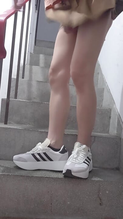 Η Shemale Ting xuan αυνανίζεται με έναν δονητή τοποθετημένο στο κλιμακοστάσιο.