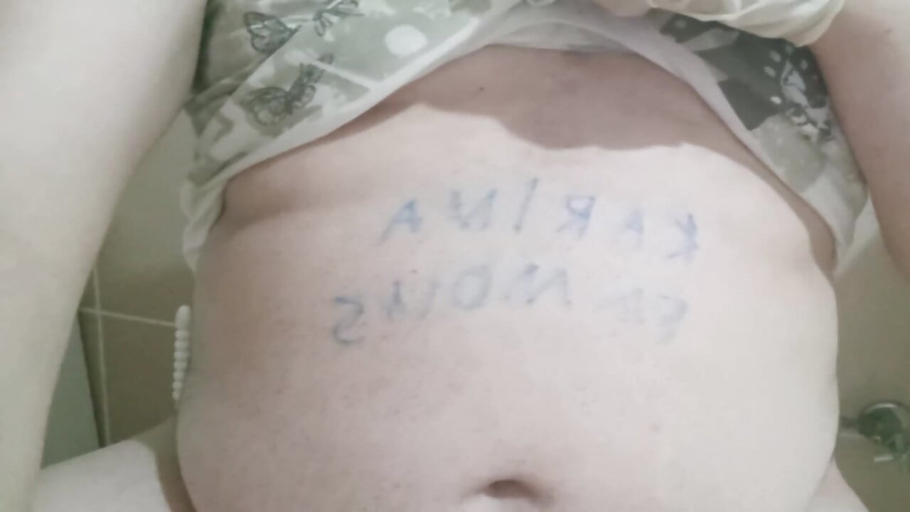 Mă piș cu micul meu penis efeminat și strâng capul penisului - partea 1