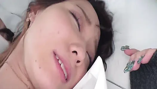 İlk başlarda soğuk. Yavaşça kırılıyor ve daha fazlasını ortaya çıkarıyor