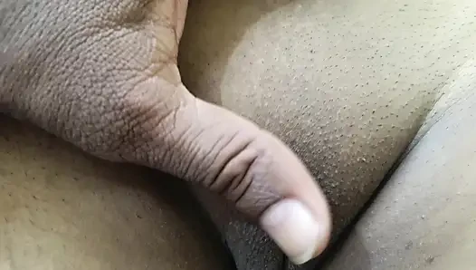 Evli kadınlar ve üvey kız kardeşi yatakta üçlü seks yapıyor