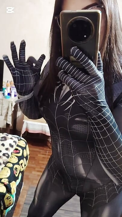 Târfa cu cosplay-ul ei Spiderman Venom
