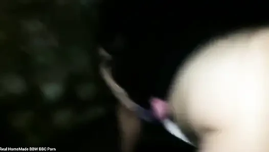 Hintli iri güzel kadın açık havada inleyerek orgazm oluyor