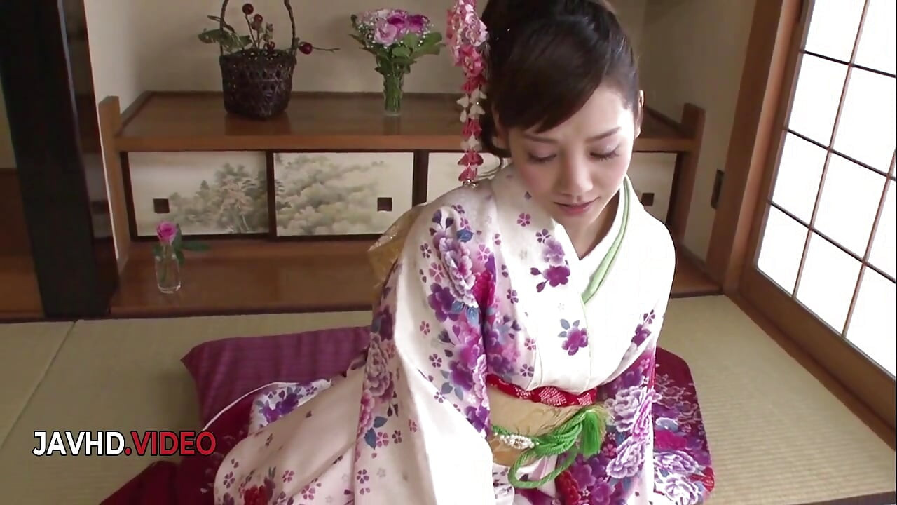 Perverzna japanska amaterka Rei Mizuna uživa u odvažnom seksualnom showmanstvu