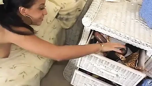 Wunderschöne bikini-lesben mit dicken arsch spielen mit allen möglichen vibratoren und dildos