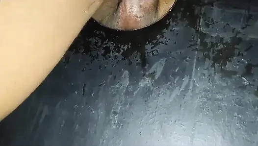 Ich liebe es, schwarzen schwanz am Gloryhole zu lutschen, ich wurde so geil, dass ich ihm sogar meinen Arsch gab!