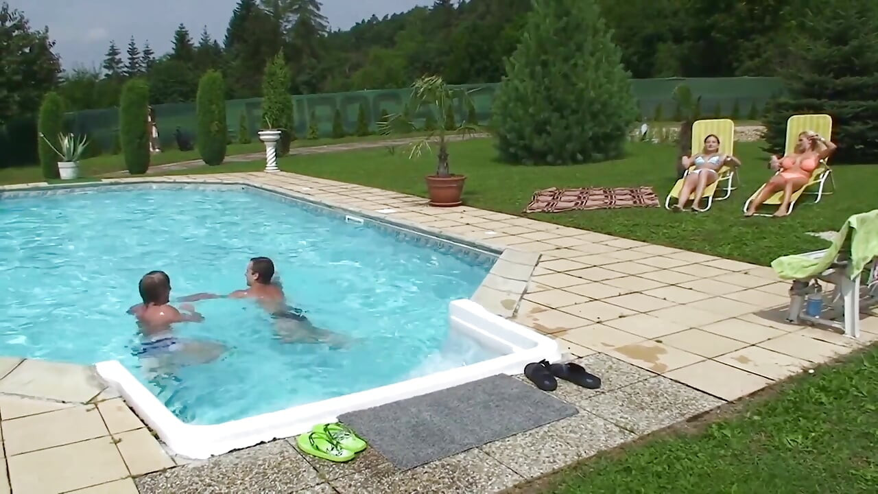 Intens heet viertal met deze twee mooie geile blonde sletten met perfecte tieten en strakke kont