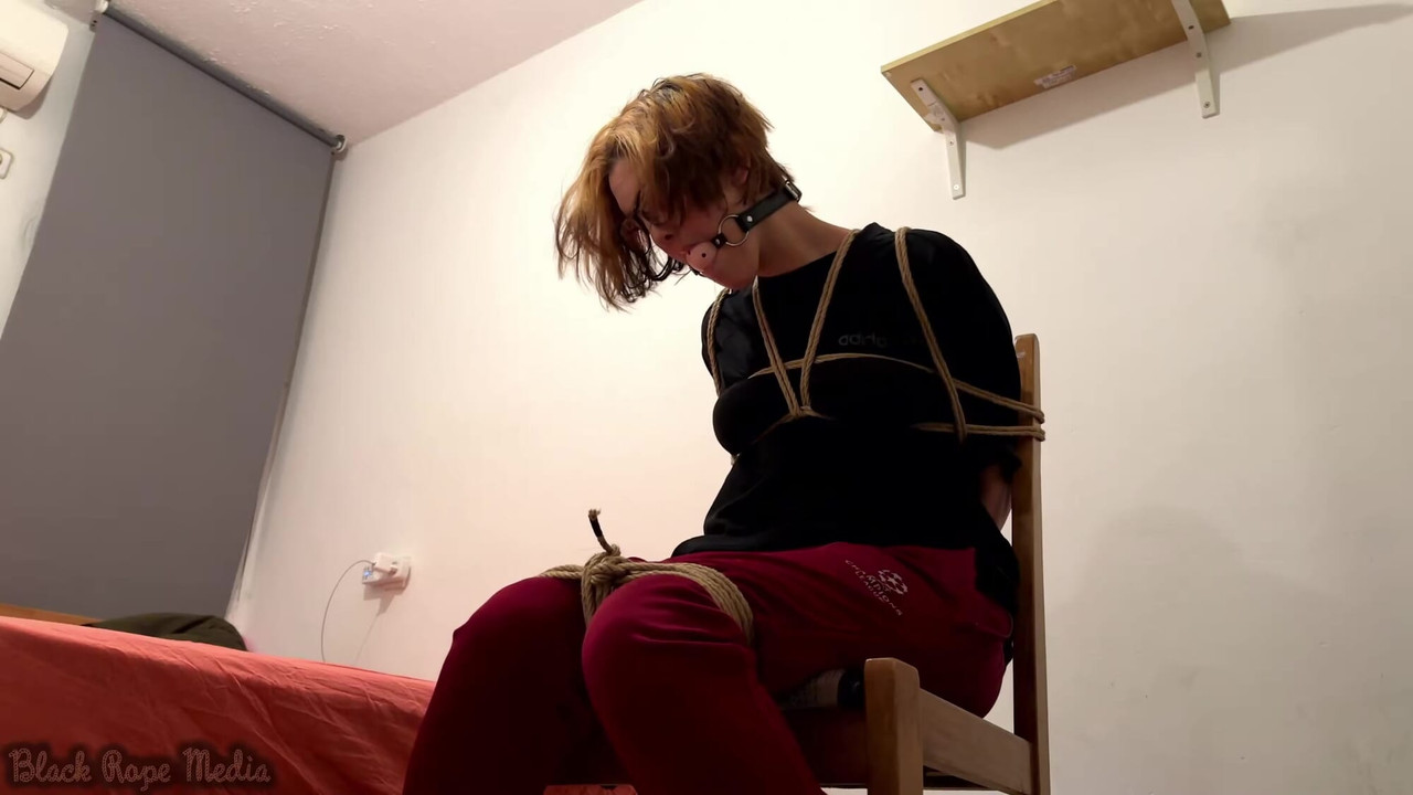 Miriam an den stuhl gefesselt und sabbern (video) (vorschau des vollständigen videos in meinen geschäften, check link in bio)