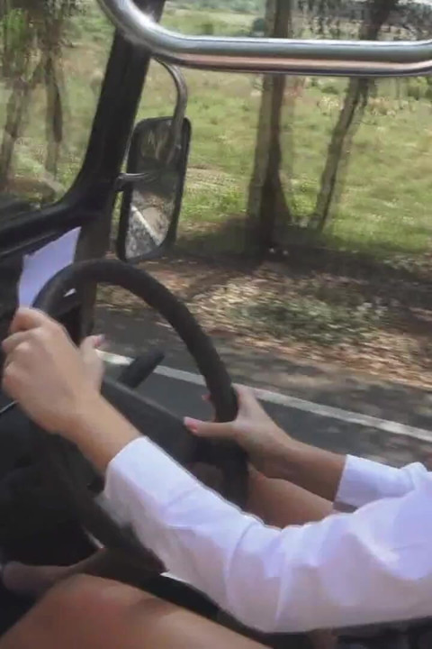 Saia do carro e empurre o carro com mais força ...
