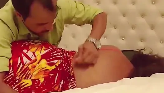 Servis görevlisi malkin'i romantik sikiyor