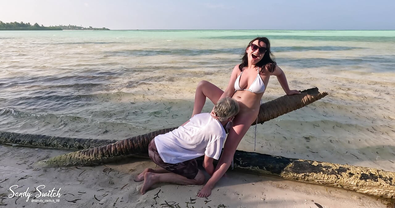 Femdom in Paradise. Outdoor Worship on the Beach