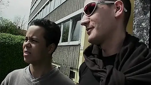 Возбужденная милфа трахает двух мужиков на парковке