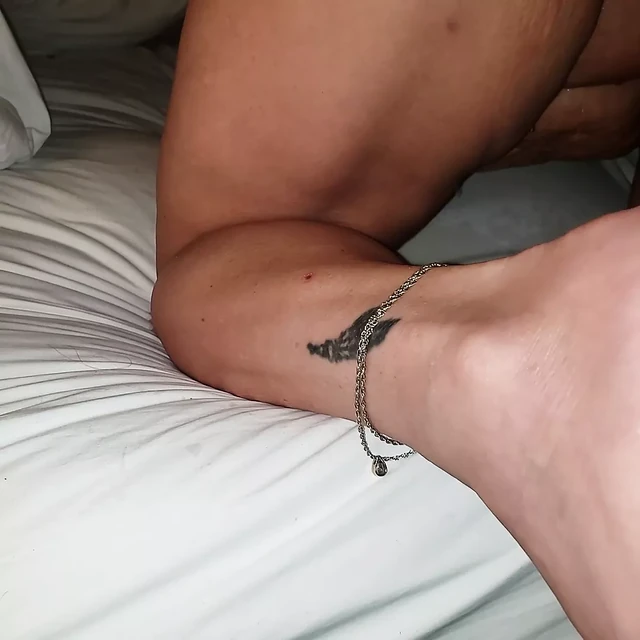 Bbw sub squirts all over the bed then gets fisted