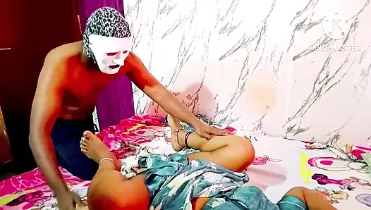 Chennai tamil, geile schwiegermutter mit riesigen möpsen verführt ihren schwiegersohn, um gefickt zu werden. Volles tamilisches audio mit lautem stöhnen