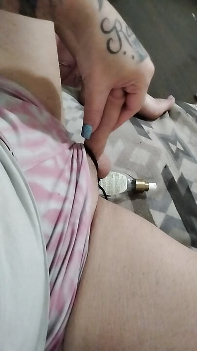 Une fille s’amuse avec une bite