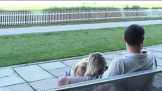 Büyük memeli sarışın kız iş başında... Açık havada seks