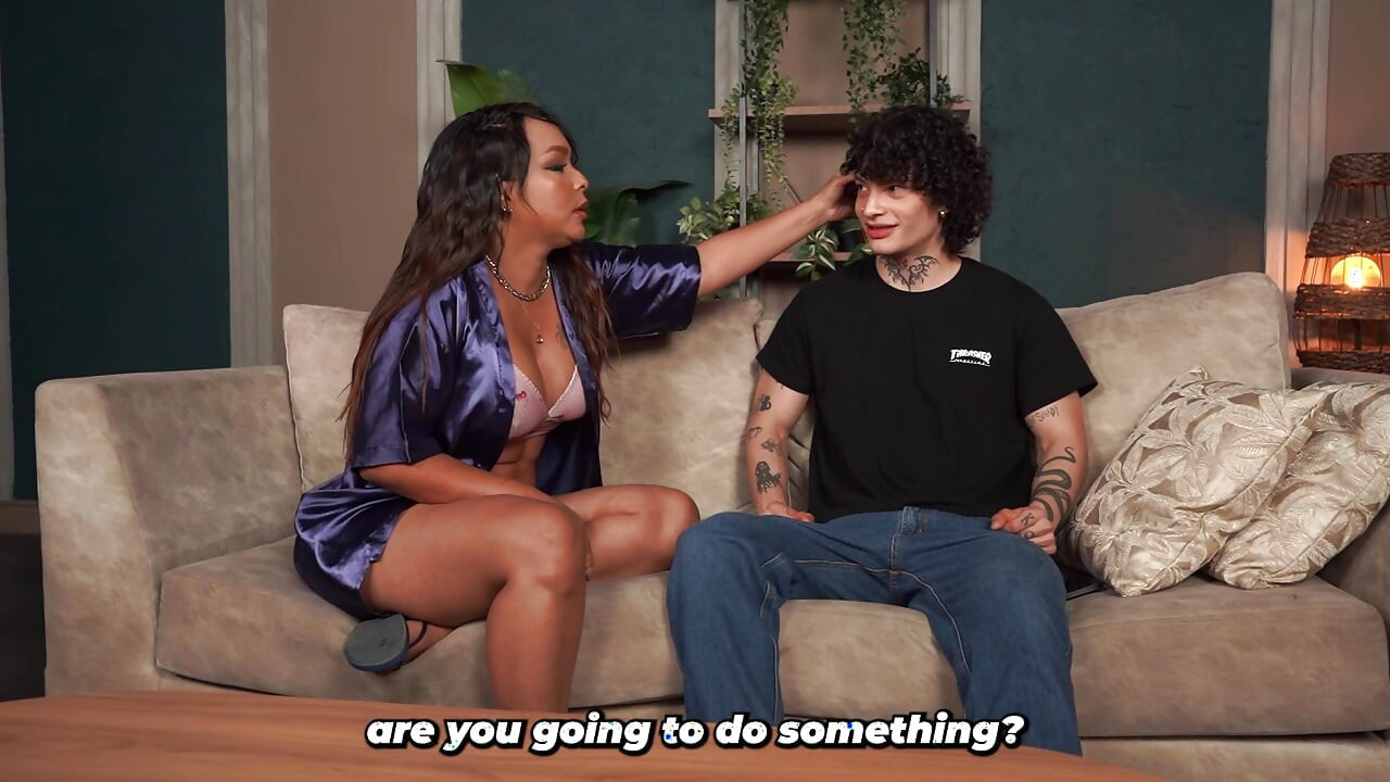 Pasierb przestaje się smucić dzięki swojej cycatej macochy po tym, jak ostro go pieprzy