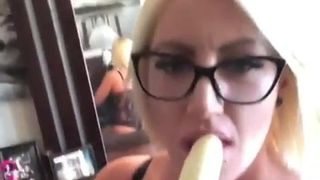 女性を食べるバナナ1