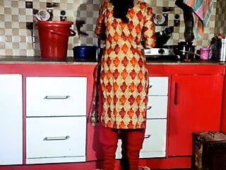 Nokrani Ko Nehlane Ke Bad Chod Diya pembantu rumah India panas berkongkek selepas mandi 8.4