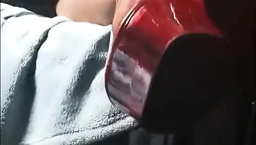 Шлюшка с огромным дилдо сосет